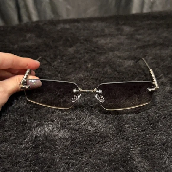 Stylish Silver Rimless Sunglasses - Picture 3 of 5